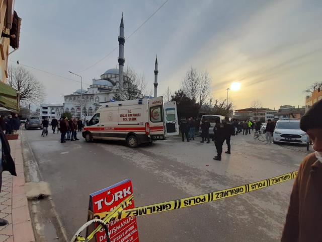 Husumetlisine pompalı tüfekle kurşun yağdıran saldırgan, elini kolunu sallaya sallaya gitti Husumetlisine pompalı tüfekle kurşun yağdıran saldırgan, elini kolunu sallaya sallaya gitti