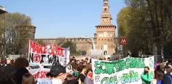 Almanya'da öğrenciler iklim değişikliğiyle mücadele için meydanlara indi