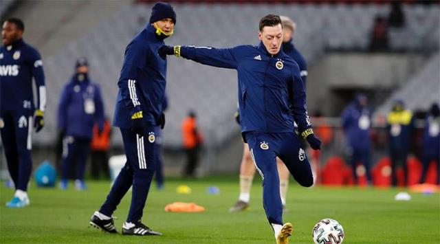 Kadro dışı bırakılan Mesut Özil'in paylaşımı sosyal medyayı yıktı! Taraftarlar beğeni yağdırdı Kadro dışı bırakılan Mesut Özil'in paylaşımı sosyal medyayı yıktı! Taraftarlar beğeni yağdırdı