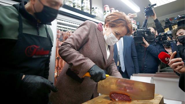 Kayseri'de pastırma kesen Akşener, gelen soruyu duyunca cevabı yapıştırdı: Uyanık seni Kayseri'de pastırma kesen Akşener, gelen soruyu duyunca cevabı yapıştırdı: Uyanık seni