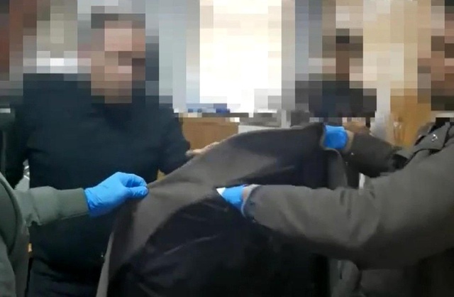 Rüşvet iddiası ekipleri harekete geçirdi! Baskında yakalanan tapu memurunun üzerinden deste deste para çıktı Rüşvet iddiası ekipleri harekete geçirdi! Baskında yakalanan tapu memurunun üzerinden deste deste para çıktı