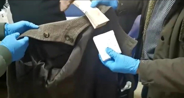 Rüşvet iddiası ekipleri harekete geçirdi! Baskında yakalanan tapu memurunun üzerinden deste deste para çıktı Rüşvet iddiası ekipleri harekete geçirdi! Baskında yakalanan tapu memurunun üzerinden deste deste para çıktı