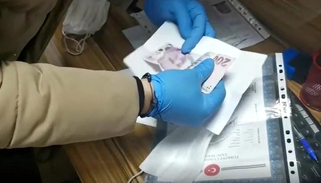Rüşvet iddiası ekipleri harekete geçirdi! Baskında yakalanan tapu memurunun üzerinden deste deste para çıktı Rüşvet iddiası ekipleri harekete geçirdi! Baskında yakalanan tapu memurunun üzerinden deste deste para çıktı
