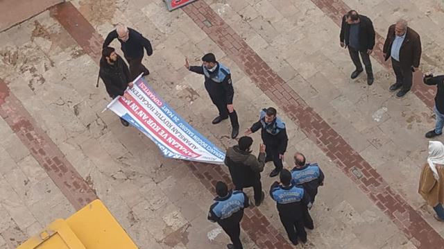 Şanlıurfa'da izinsiz göstericilerle zabıta arasında gerginlik