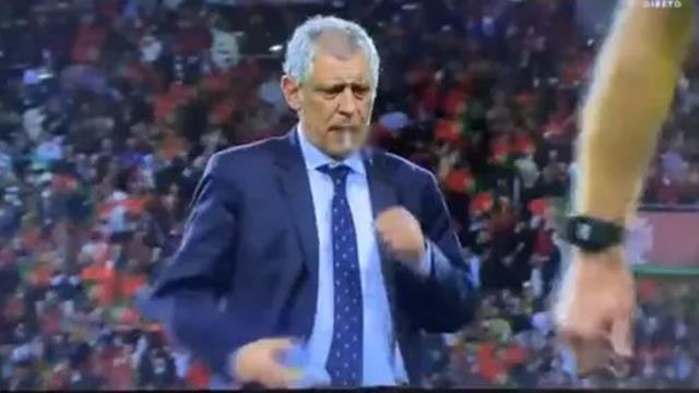 Yaşananlara dayanamadı! Portekiz'in hocası sahanın ortasında sigara yakmaya çalıştı Yaşananlara dayanamadı! Portekiz'in hocası sahanın ortasında sigara yakmaya çalıştı