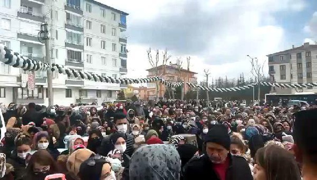 Parti mitingi değil, indirim izdihamı! 259 TL'lik ürünün 49 TL'ye satıldığını duyan oraya koştu Parti mitingi değil, indirim izdihamı! 259 TL'lik ürünün 49 TL'ye satıldığını duyan oraya koştu