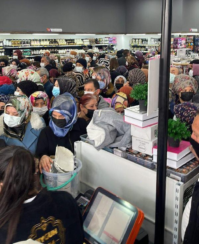 Parti mitingi değil, indirim izdihamı! 259 TL'lik ürünün 49 TL'ye satıldığını duyan oraya koştu Parti mitingi değil, indirim izdihamı! 259 TL'lik ürünün 49 TL'ye satıldığını duyan oraya koştu