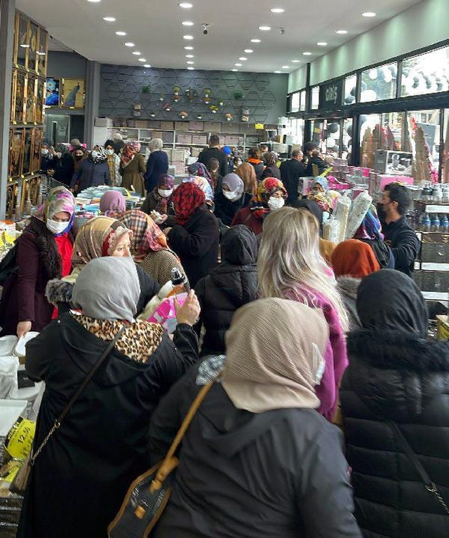Parti mitingi değil, indirim izdihamı! 259 TL'lik ürünün 49 TL'ye satıldığını duyan oraya koştu Parti mitingi değil, indirim izdihamı! 259 TL'lik ürünün 49 TL'ye satıldığını duyan oraya koştu