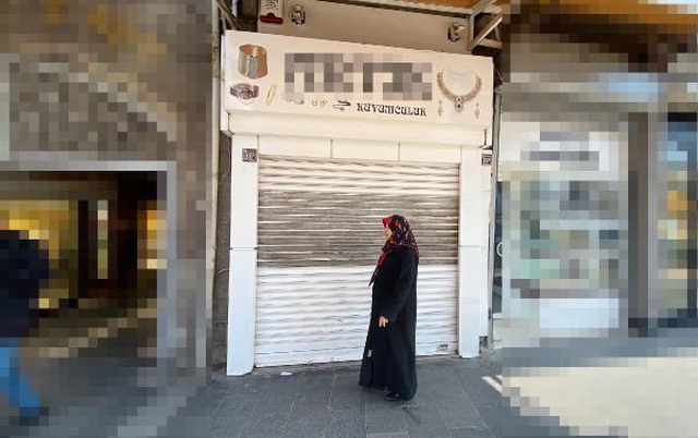 Sahte altınları vitrine dizip ortadan kaybolan kuyumcu 6,5 milyon TL vurgun yaptı Sahte altınları vitrine dizip ortadan kaybolan kuyumcu 6,5 milyon TL vurgun yaptı
