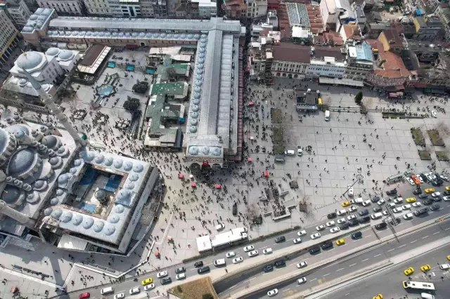 Mısır Çarşısı'nda Ramazan yoğunluğu! Alışverişe çıkanlar aynı dertten muzdarip Mısır Çarşısı'nda Ramazan yoğunluğu! Alışverişe çıkanlar aynı dertten muzdarip