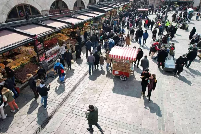 Mısır Çarşısı'nda Ramazan yoğunluğu! Alışverişe çıkanlar aynı dertten muzdarip Mısır Çarşısı'nda Ramazan yoğunluğu! Alışverişe çıkanlar aynı dertten muzdarip