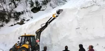 Kar kürümeye gelen kepçe, 3 metre kar kalınlığının içinde kayboldu