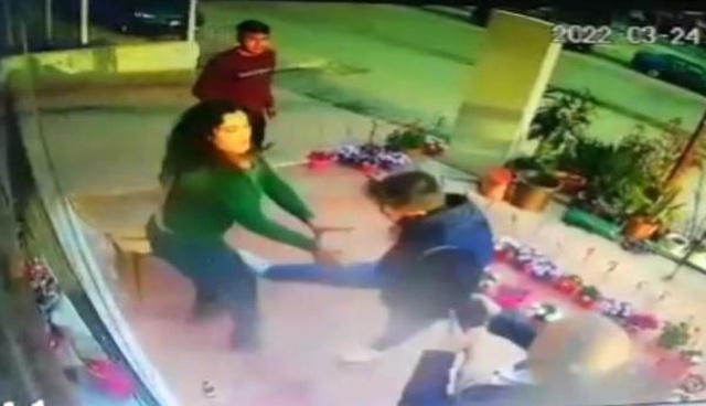 Evli çiftin kıskançlık kavgası kameralarda! Kocasına sinirlenen kadın kaldırım taşı fırlattı Evli çiftin kıskançlık kavgası kameralarda! Kocasına sinirlenen kadın kaldırım taşı fırlattı