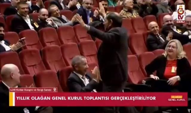 Kürsüden rahmetle anılan Dursun Özbek, hemen ayağa kalkıp 'Ben yaşıyorum' diye bağırdı Kürsüden rahmetle anılan Dursun Özbek, hemen ayağa kalkıp 'Ben yaşıyorum' diye bağırdı