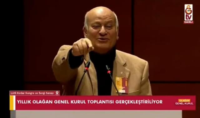 Kürsüden rahmetle anılan Dursun Özbek, hemen ayağa kalkıp 'Ben yaşıyorum' diye bağırdı Kürsüden rahmetle anılan Dursun Özbek, hemen ayağa kalkıp 'Ben yaşıyorum' diye bağırdı