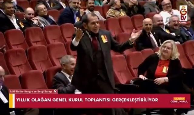 Kürsüden rahmetle anılan Dursun Özbek, hemen ayağa kalkıp 'Ben yaşıyorum' diye bağırdı Kürsüden rahmetle anılan Dursun Özbek, hemen ayağa kalkıp 'Ben yaşıyorum' diye bağırdı