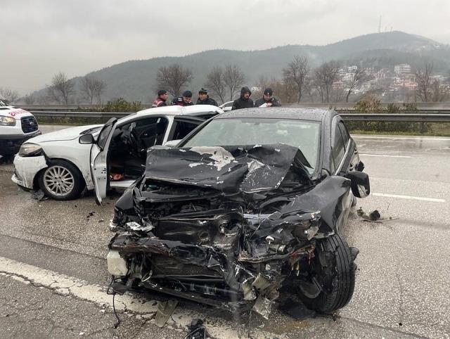 Otomobillerin hurdaya döndüğü trafik kazasında bir polis memuru hayatını kaybetti Otomobillerin hurdaya döndüğü trafik kazasında bir polis memuru hayatını kaybetti