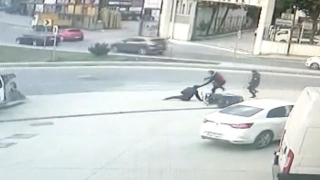 Polisten kaçan torbacı kuryenin tekmesiyle yakalandı! O anlar kamerada