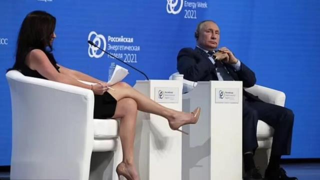 Putin'e yaptığı hareketle konuşulan sunucuyla Bakan Çavuşoğlu arasında gergin anlar: Cevap verme fırsatı vermiyorsunuz