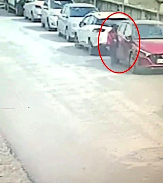 Otomobillerinde derin çizikler oluşan mahalle sakinleri, güvenlik kayıtlarını izlediklerinde gördüklerine inanamadı