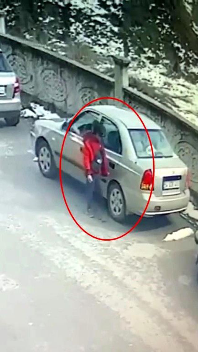 Otomobillerinde derin çizikler oluşan mahalle sakinleri, güvenlik kayıtlarını izlediklerinde gördüklerine inanamadı