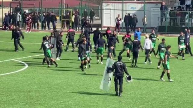 Futbolcular birbirini öldüresiye dövdü! Elazığ'daki maçta 18 kırmızı kart çıktı Futbolcular birbirini öldüresiye dövdü! Elazığ'daki maçta 18 kırmızı kart çıktı