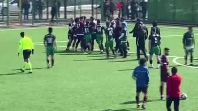 Futbolcular birbirini öldüresiye dövdü! Elazığ'daki maçta 18 kırmızı kart çıktı Futbolcular birbirini öldüresiye dövdü! Elazığ'daki maçta 18 kırmızı kart çıktı