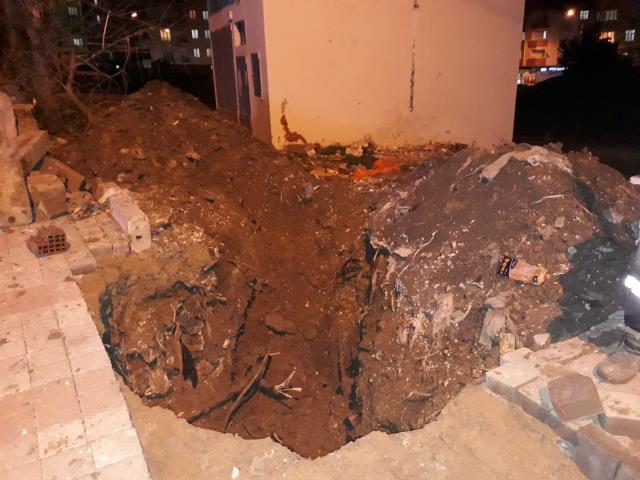 İstanbul'un göbeğinde 20 saatlik elektrik kesintisi vatandaşı isyan ettirdi İstanbul'un göbeğinde 20 saatlik elektrik kesintisi vatandaşı isyan ettirdi