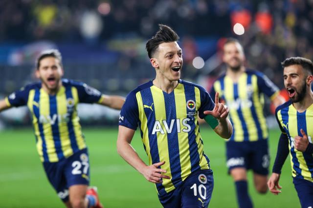 Kadro dışı kalan Mesut Özil cazip teklifi kabul edecek mi? İddialara yanıt verdi Kadro dışı kalan Mesut Özil cazip teklifi kabul edecek mi? İddialara yanıt verdi