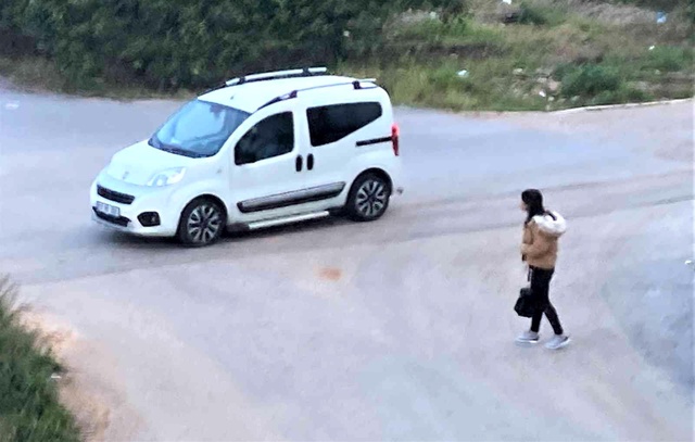 Köpeklerin saldırdığı genç kızın korku dolu anları kamerada Köpeklerin saldırdığı genç kızın korku dolu anları kamerada