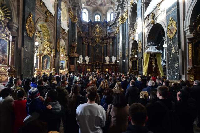 Lviv halkı Rusya'nın saldırıları sonrası kiliseleri doldurdu! Ülkeleri için dua edip, mum yaktılar Lviv halkı Rusya'nın saldırıları sonrası kiliseleri doldurdu! Ülkeleri için dua edip, mum yaktılar