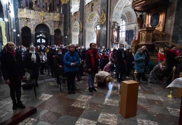 Lviv halkı Rusya'nın saldırıları sonrası kiliseleri doldurdu! Ülkeleri için dua edip, mum yaktılar Lviv halkı Rusya'nın saldırıları sonrası kiliseleri doldurdu! Ülkeleri için dua edip, mum yaktılar