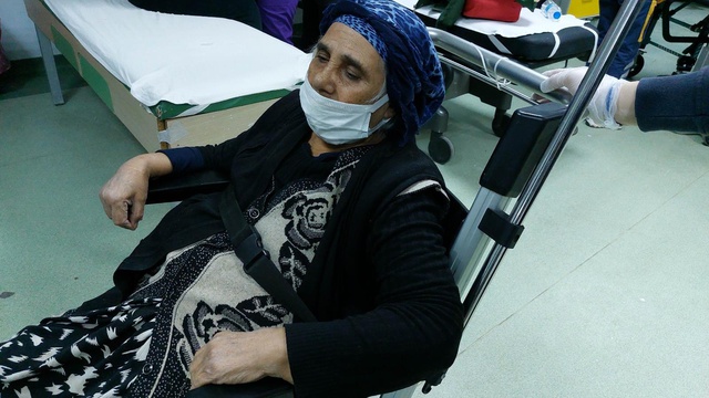 Hastanede eşine refakat eden yaşlı kadın, oğlu tarafından darbedildi Hastanede eşine refakat eden yaşlı kadın, oğlu tarafından darbedildi