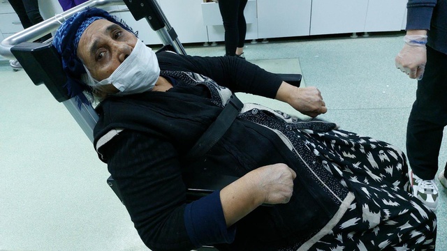 Hastanede eşine refakat eden yaşlı kadın, oğlu tarafından darbedildi Hastanede eşine refakat eden yaşlı kadın, oğlu tarafından darbedildi