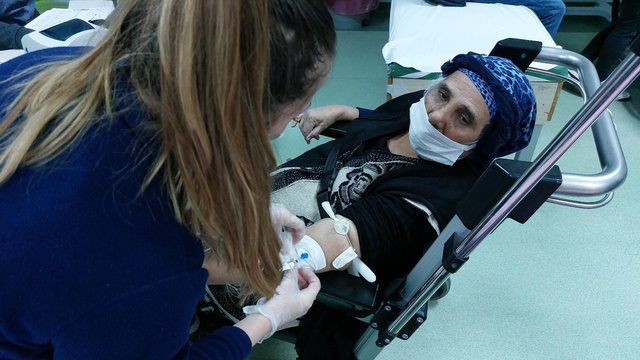 Hastanede eşine refakat eden yaşlı kadın, oğlu tarafından darbedildi Hastanede eşine refakat eden yaşlı kadın, oğlu tarafından darbedildi