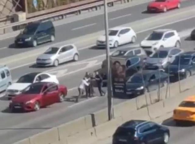 Araçları durdurup yumruk yumruğa kavga ettiler Araçları durdurup yumruk yumruğa kavga ettiler