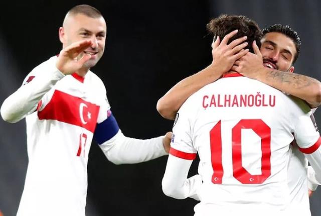 Burak Yılmaz'dan bayrağı devraldı! İşte A Milli Takım'ın yeni kaptanı Burak Yılmaz'dan bayrağı devraldı! İşte A Milli Takım'ın yeni kaptanı
