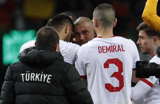 Burak Yılmaz'dan bayrağı devraldı! İşte A Milli Takım'ın yeni kaptanı Burak Yılmaz'dan bayrağı devraldı! İşte A Milli Takım'ın yeni kaptanı