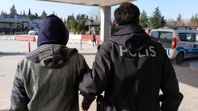 Hastanede eşine refakat eden yaşlı kadın, oğlu tarafından darbedildi Hastanede eşine refakat eden yaşlı kadın, oğlu tarafından darbedildi