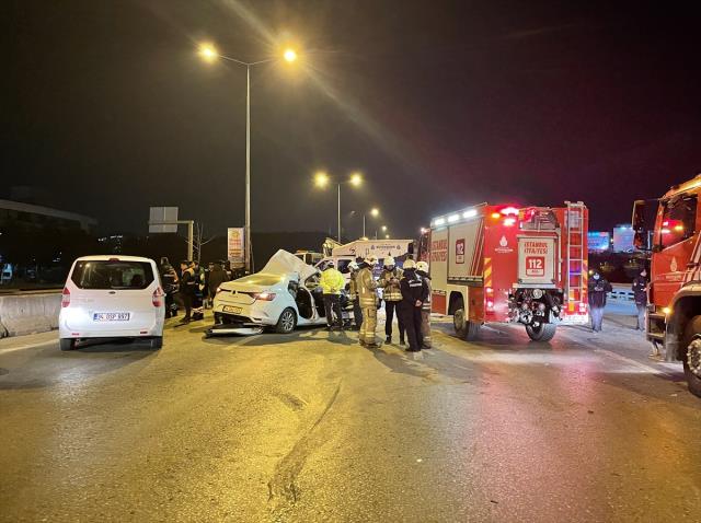 Kadıköy'de lastiği patlayan otomobil zincirleme kazaya yol açtı: 1 ölü 1 yaralı Kadıköy'de lastiği patlayan otomobil zincirleme kazaya yol açtı: 1 ölü 1 yaralı