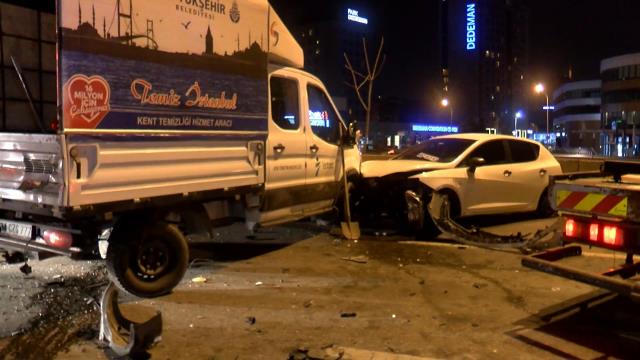 Kadıköy'de lastiği patlayan otomobil zincirleme kazaya yol açtı: 1 ölü 1 yaralı Kadıköy'de lastiği patlayan otomobil zincirleme kazaya yol açtı: 1 ölü 1 yaralı