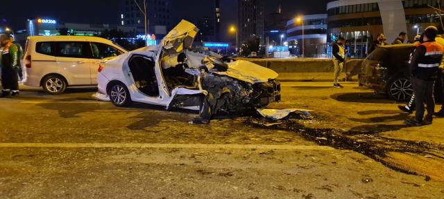 Kadıköy'de lastiği patlayan otomobil zincirleme kazaya yol açtı: 1 ölü 1 yaralı Kadıköy'de lastiği patlayan otomobil zincirleme kazaya yol açtı: 1 ölü 1 yaralı
