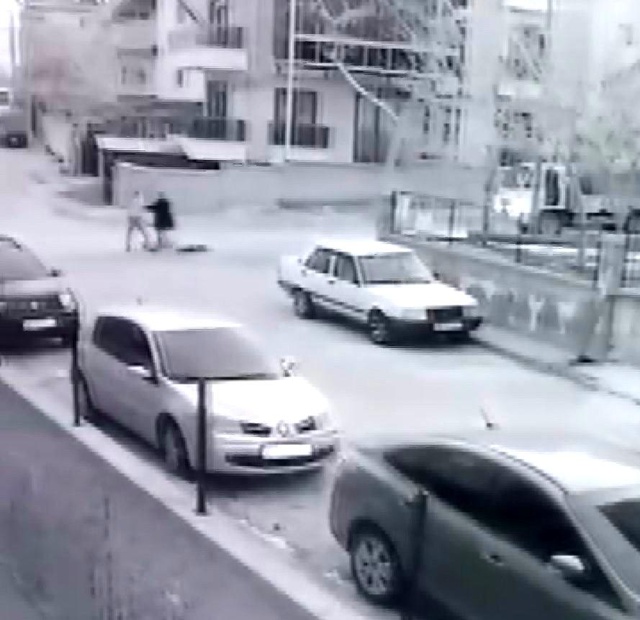 Talihsiz adam karısının gözü önünde öldürüldü, o anlar kamerada