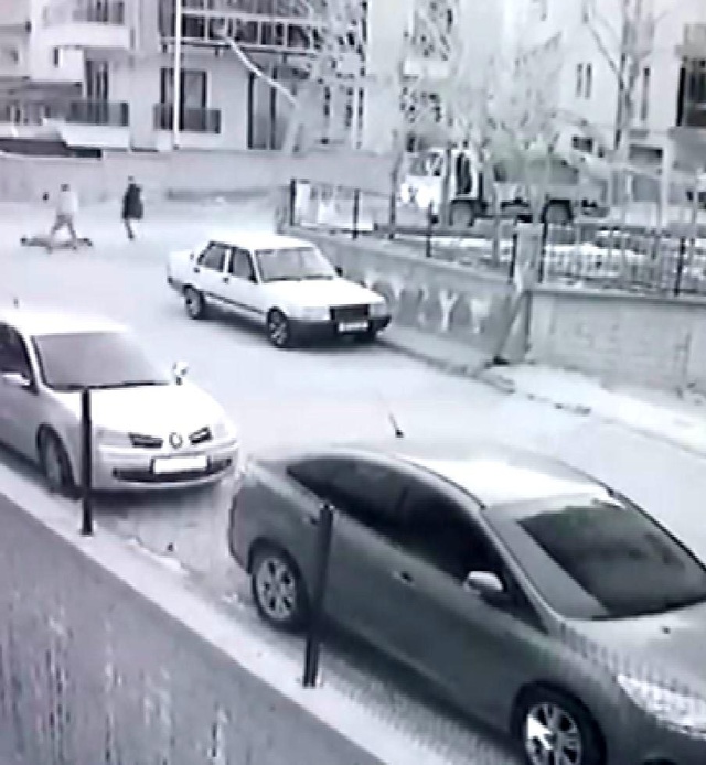 Talihsiz adam karısının gözü önünde öldürüldü, o anlar kamerada