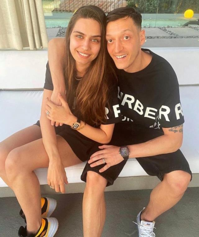 Mesut Özil'in eşi Amine Gülşe, Etiler'de görüntülendi! Lüks cipinin fiyatı ağızları açık bıraktı