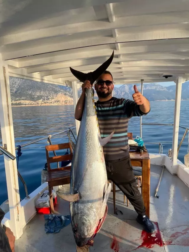 Oltaya takılanı görünce gözlerine inanamadılar! Tekneye almak için 2 saat mücadele ettiler