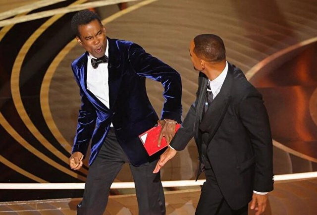 Oscar'da Chris Rock'a tokat atan Will Smith, sosyal medyayı ikiye böldü Oscar'da Chris Rock'a tokat atan Will Smith, sosyal medyayı ikiye böldü