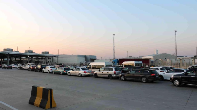 Ramazan alışverişini Edirne'de yapan Bulgarlar, ülkelerine dönüşte uzun araç kuyrukları oluşturdu Ramazan alışverişini Edirne'de yapan Bulgarlar, ülkelerine dönüşte uzun araç kuyrukları oluşturdu