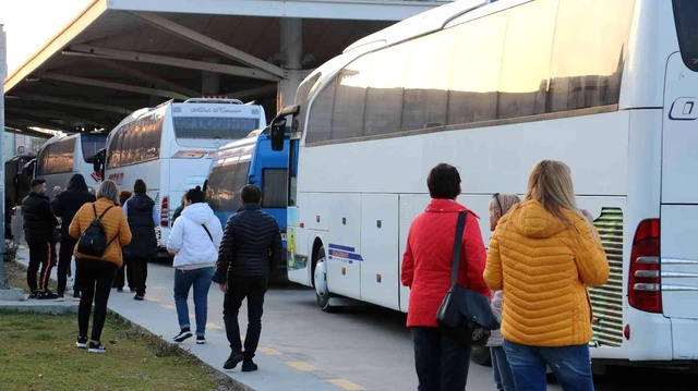 Ramazan alışverişini Edirne'de yapan Bulgarlar, ülkelerine dönüşte uzun araç kuyrukları oluşturdu Ramazan alışverişini Edirne'de yapan Bulgarlar, ülkelerine dönüşte uzun araç kuyrukları oluşturdu