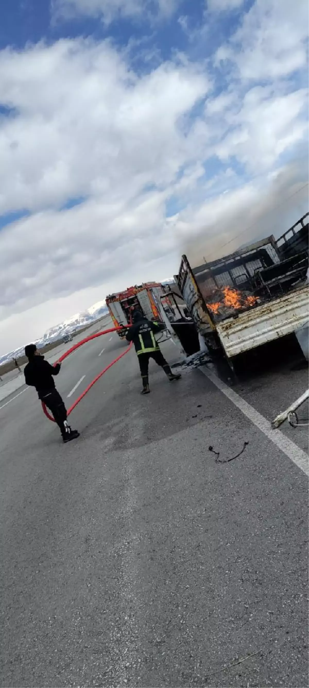 Son dakika gündem Seyir halindeyken yangın çıkan kamyonet